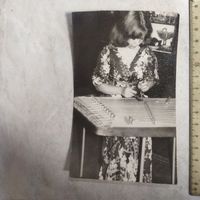 Фотография. История СССР в лицах. Девушка играет на цимбалах.