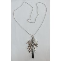 Кулон, подвеска с цепочка 80-90 годы Европа. Размер 9 см. Длина цепочки 76 см. Металл.