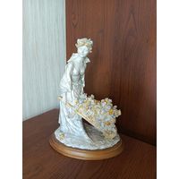 Статуэтка "Девушка с цветами" G.Armani