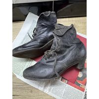 Старинные женские ботинки.