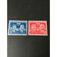 ГДР 1951 Марки из серии "Немецко-советская дружба" (чистые с клеем, но на обоих марках в верхней части есть "узкие места") Mi.296-297 каталог 13.0 евро