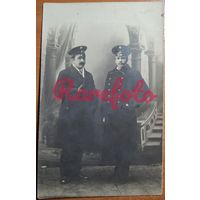 1910-е Открыточный формат два служащих ретро типажи фотоателье