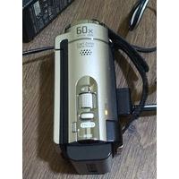 Видеокамера Sony DCR-SX44e zoom 60x, хорошо работает, надо менять аккумулятор, либо банки аккумулятора.  Характеристики Основные Тип матрицы CCD Физический размер матрицы 1/8" Количество точек матрицы