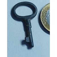 Старинный маленький ключик.