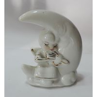 Статуэтка фарфоровая  "Девочка скрипачка на луне" 80-90-е годы Европа. Высота 7 см. Целая, без реставрации.