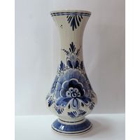 Ваза фарфоровая 60-70-е годы Голландия. Высота 20.5 см.