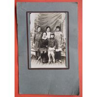 Фото группы женщин. 1930-е. На паспарту. 9.5х15 (16х24) см.