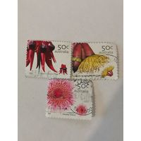 Три марки из серии "Австралийские полевые цветы" - Свайнсона прекрасная (Swainsonia formosa), Болотная ромашка (Actinodium cunninghamii) и Эвкалипт груболистный (Eucalyptus grossa)