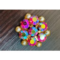 Винтажная брошь , украшена  кристаллами и камнями с эффектом Aurora Borealis (северное сияние ) в хорошем состоянии без потерь камешков и с защелкой рабочей