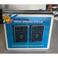 Ретро-винтажные портативные колонки для кассетного магнитофона, радио или MP3-плеера.