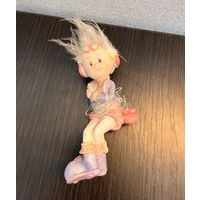 Небольшая декоративная фигурка в виде сказочного персонажа (маленькая  девочка с выразительными чертами)