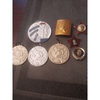 Значки,спортивные медали,пряжка пионера СССР.