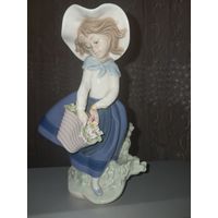 Фарфоровая статуэтка