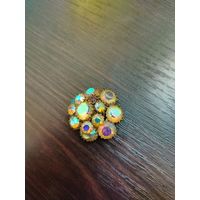 Винтажная брошь  , украшена  кристаллами и камнями с эффектом Aurora Borealis (северное сияние ) в хорошем состоянии без потерь камешков и с защелкой рабочей