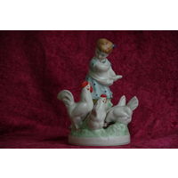 Статуэтка фарфоровая  " Девочка кормит кур "  МФФЗ  50- е   ( ЦЕЛАЯ )