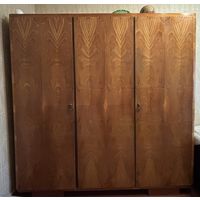 Винтажный платяной трехстворчатый шкаф СССР, натуральное дерево