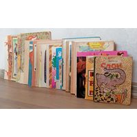 Старые поврежденные детские книжки