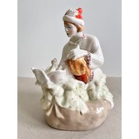 СТАТУЭТКА ФАРФОРОВАЯ "ИВАН ЦАРЕВИЧ И ЦАРЕВНА ЛЯГУШКА". МФФЗ (МИНСК). КРУГЛОЕ КЛЕЙМО. РАННИЙ ВЫПУСК. СМ.ФОТО, ОПИСАНИЕ.