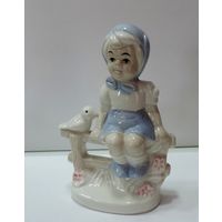 Статуэтка фарфоровая "Девочка на скамейке с птичкой" 70-80-е годы Европа. Высота 15 см.