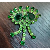 Винтажная брошь чехословацкого производства , выполненная в стиле театральной бижутерии с использованием зеленых кристаллов , без потерь камешков , застежка рабочая в отличном состоянии ярка красивая