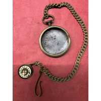 Корпус с цепочкой и брелком.