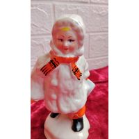 КОЛЛЕКЦИОННАЯ ФАРФОРОВАЯ СТАТУЭТКА ДЕВОЧКА С САНКАМИ СССР РАННЯЯ ОРИГИНАЛ  ЛОТ 2 .  Распродажа Коллекции !!! . Экспресс  Аукцион  с рубля без МПЦ и прочего 3 ДНЯ  .Много лотов в продаже .
