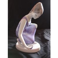 Фарфоровая статуэтка девушки у источника, Hollohaza Холлохаза, Венгрия