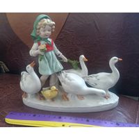 С РУБЛЯ! Редкая. Красивая фарфоровая статуэтка "Девочка с Гусями". Старая Германия.