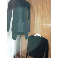 Две кофточки Zara трикотажные чёрного цвета(длинный кардиган с карманами и короткая), размер44, очень аккуратные, хорошего состава. Одним лотом продается по хорошей цене.
