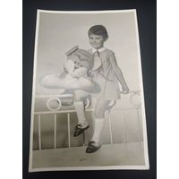 Девочка с мягкой игрушкой