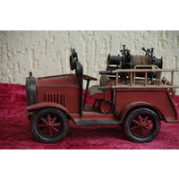 Машина пожарная , металл  (  длинна 24,5 см , ширина 11 см , высота 15 см )