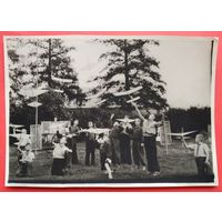Фото из СССР. Пионеры-авиамоделисты на испытаниях. Бояры. 1958 г. 12х17 см.