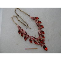 Колье с красными камушками