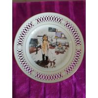 Коллекционная настенная тарелка "Комната мамы и маленьких девочек". Резной фарфор. Дания. 21,5 см