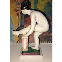 Фарфоровая статуэтка. Девушка.