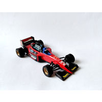 Формула-1, модель гоночного автомобиля, 90 годы. Welly Formula Racer (9910 красная).