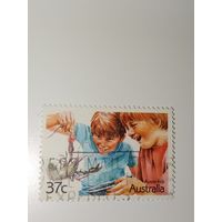 Австралия год 1987.  На марке изображены мальчики, ловящие раков