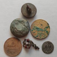 Монеты, пуговицы.