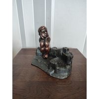 Статуэтка, подсвесник Мальчик у костра