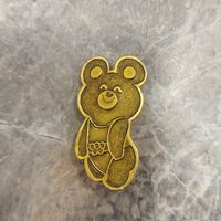 Значок. Мишка олимпийский. Разновидность.