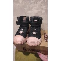 Фирменные ботинки Ponki на 28-29 размер, натуральная кожа, стелька не достается, точно длину не скажу. Покупала за границей. Очень красивые, осень или еврозима, ну действительно очень удобные. Носим э