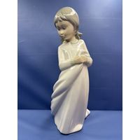 Фарфоровая фигура Девочка в пижаме Ручная подглазурная роспись.Испания, NAO by Lladro, после 1982 года.