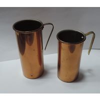 Мерные кружки 70-е годы Европа. Высота 9.5 и 11 см. Медь, латунь.