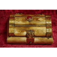 Шкатулка из кости  (  7 см х 10 см , высота 4 см )