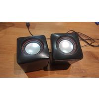 Колонки небольшие, рабочие. Размер 7,5 на 7,5 см.