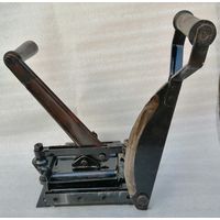 Крупный, исправный резак с прессом, железнодорожный или типографский. Середина прошлого века.