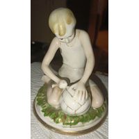 МАЛЬЧИК С МЯЧОМ, ЮНЫЙ ФУТБОЛИСТ. Красный Фарфорист, ЧУДОВО, 1957 год. ПЛОСКОЕ ДНО. Целый!