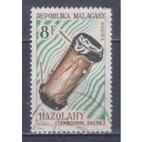 [1184] Мадагаскар 1965. Культура.Музыка.Инструменты. Гашеная марка.