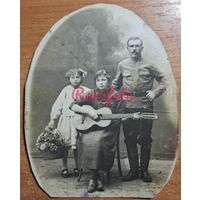 1910-е Музыкант гитара цветы семья студийное фото типажи ретро
