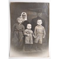 Фото семьи железнодорожника. 1930-е (?). 8х11.5 см.